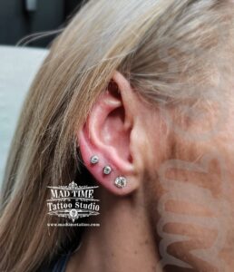 Triple the beauty! 💫 Triple lobes piercing by Judi 💎

#PiercingByJudi #TripleLobes #MadTimeTattoo