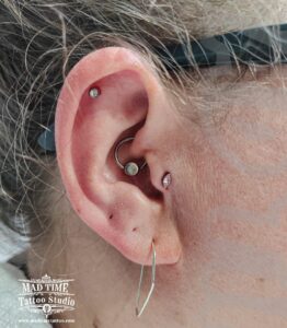 "Double the sparkle, double the fun! 💎👂 Tragus and helix perfection by Judi!

Book now! 📅 (Piercing by Judi)

#TragusPiercing #HelixPiercing